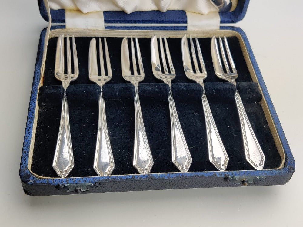 6 boxed Pastry forks