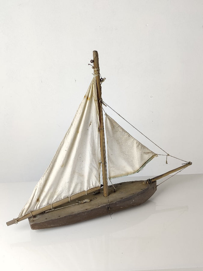 Niave antique pond yacht