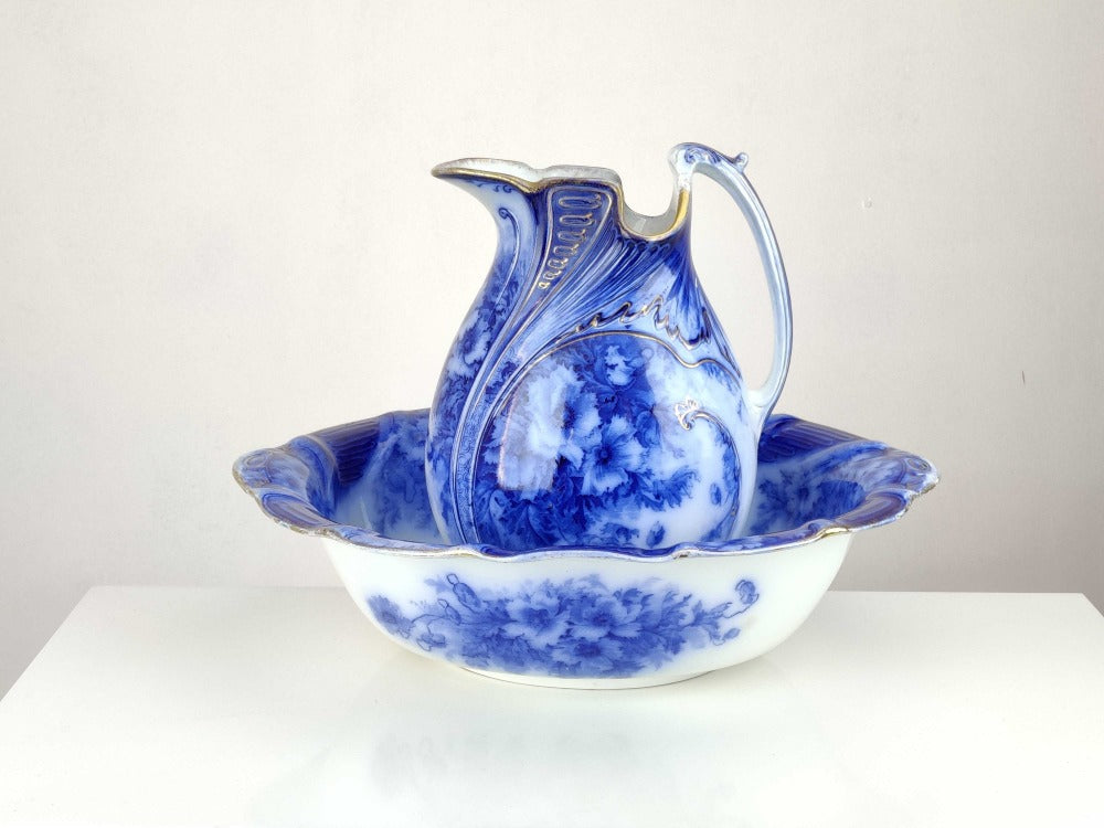 blue and white Ewer basin