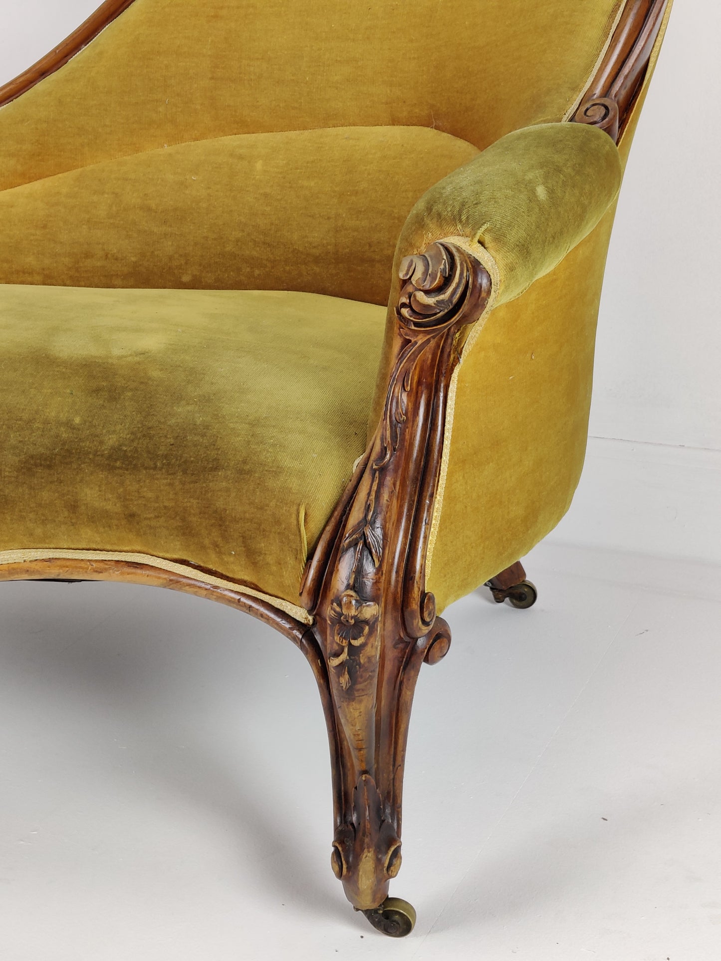 Carved walnut chaise longue